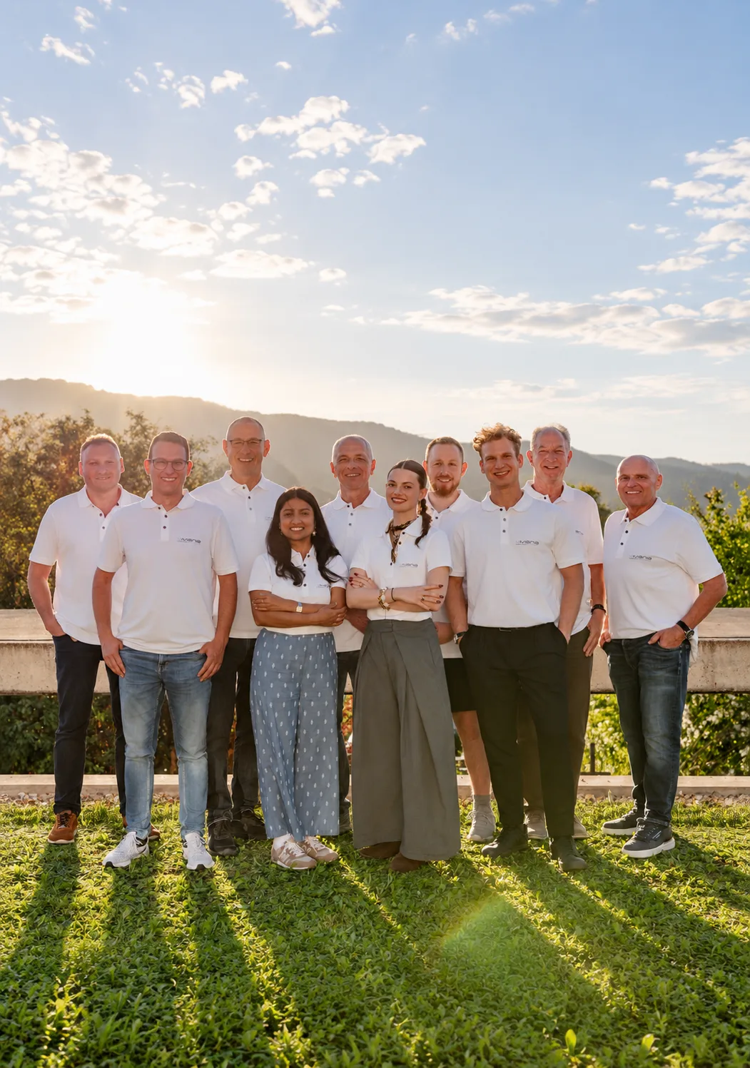 freundliches-teamfoto-im-abendlicht.png