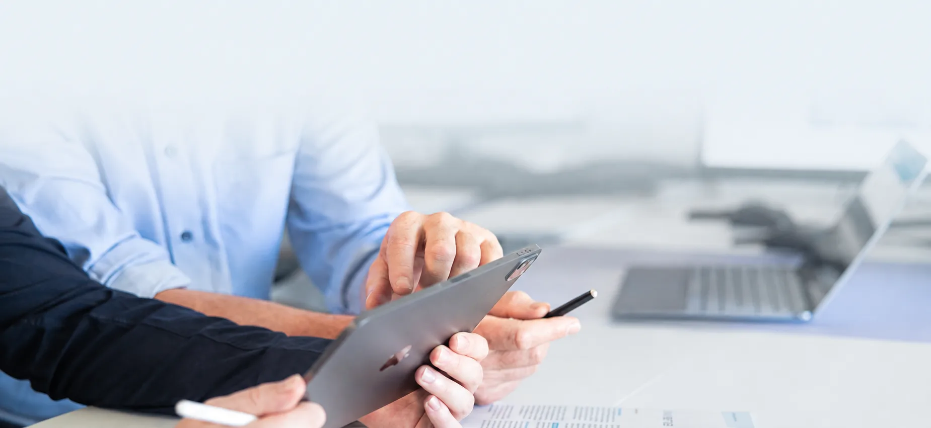 gemeinsame-tablet-beratung-im-modernen-buro.png
