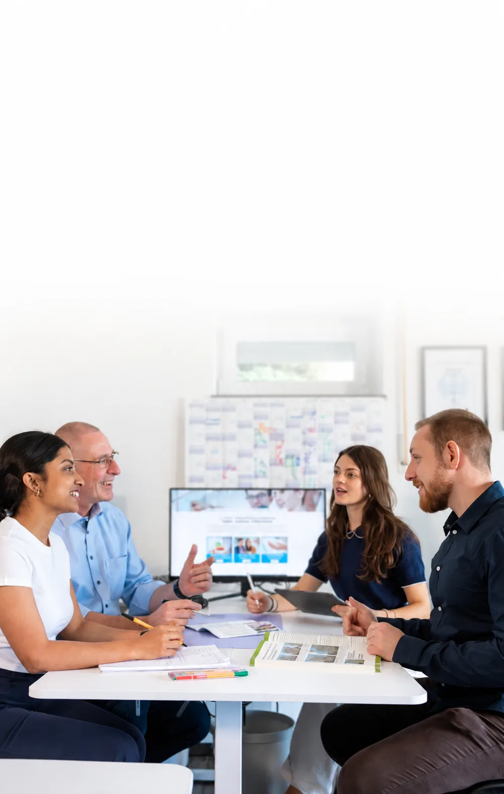 strahlendes-meeting-unter-weissem-fade.png